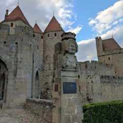Porta d'accés a Carcassonne i un tros de muralla.